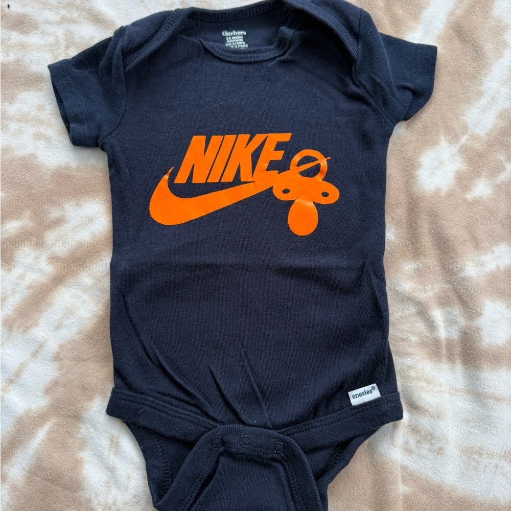 *Circuit Made* 3-6M Gerber Bodysuits with Fun Nike/Paci Design - Picture 5 of 8